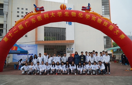 领导老师与工作人员合影留念