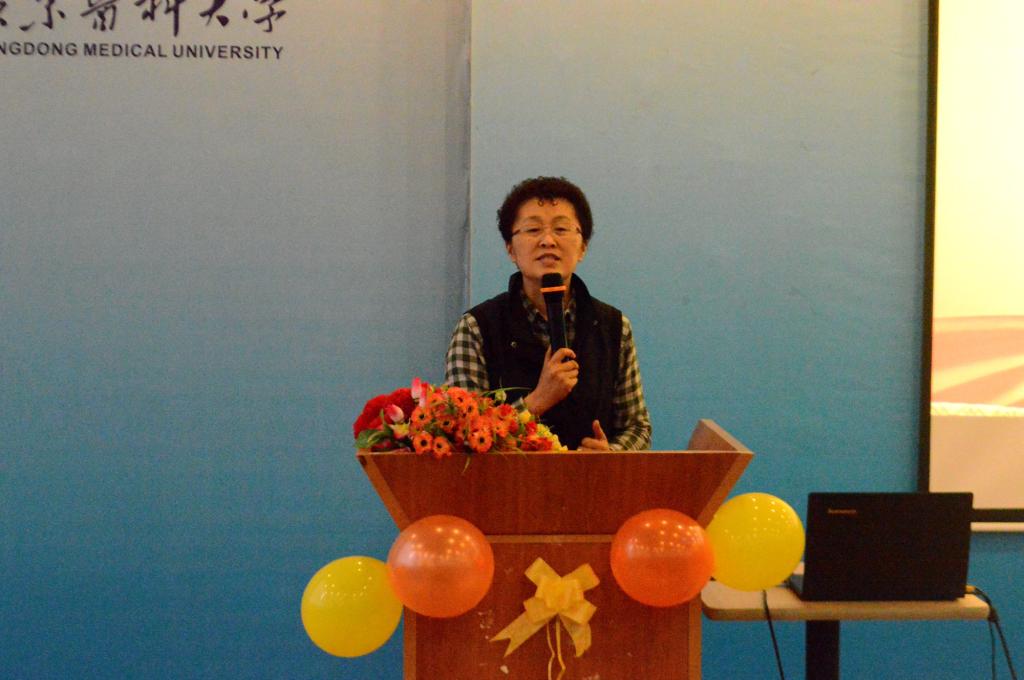 深圳越健集团金岩董事长代表企业发言