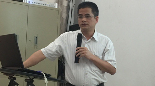 校图书馆编目部主任钟伟金研究馆员