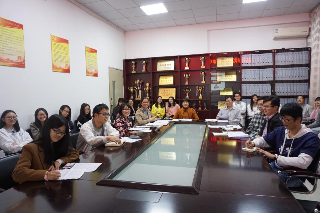 答辩委员为精彩回答感到欣慰
