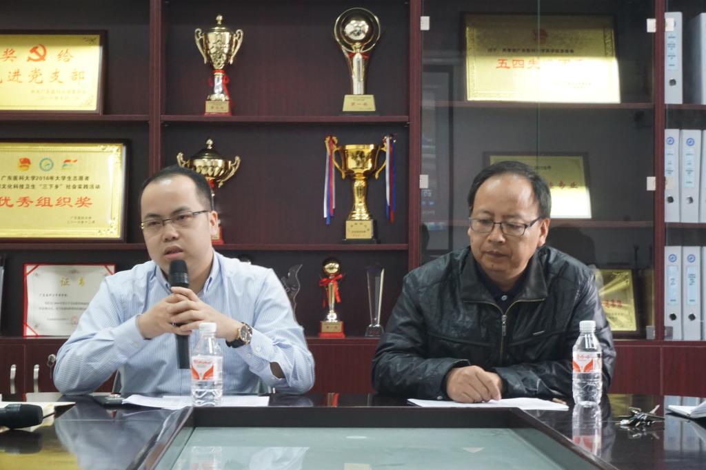 两位老师在耐心解答同学们的疑问