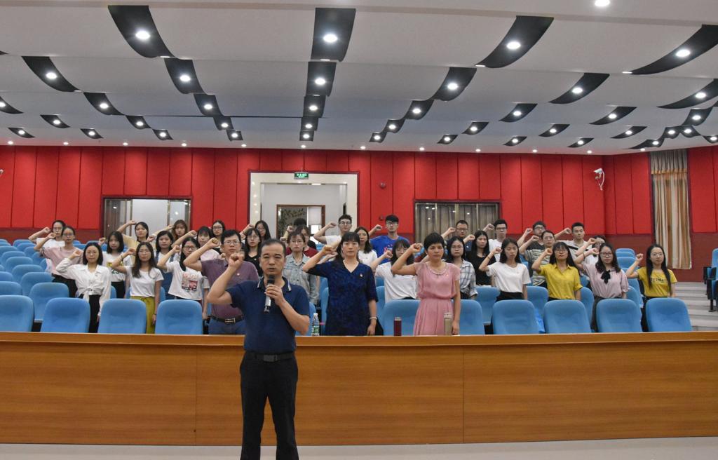 公司党委副书记、经理李宝红同志带领全体党员重温入党誓词
