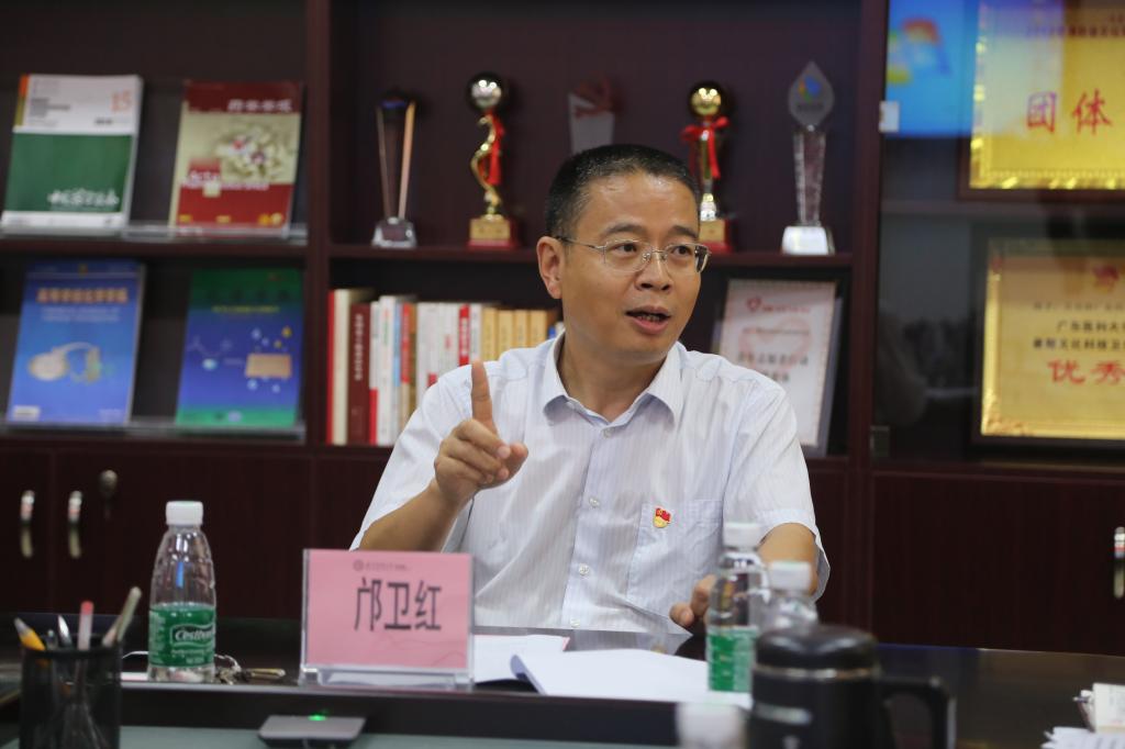 公司党委常委、副董事长邝卫红同志讲授专题党课