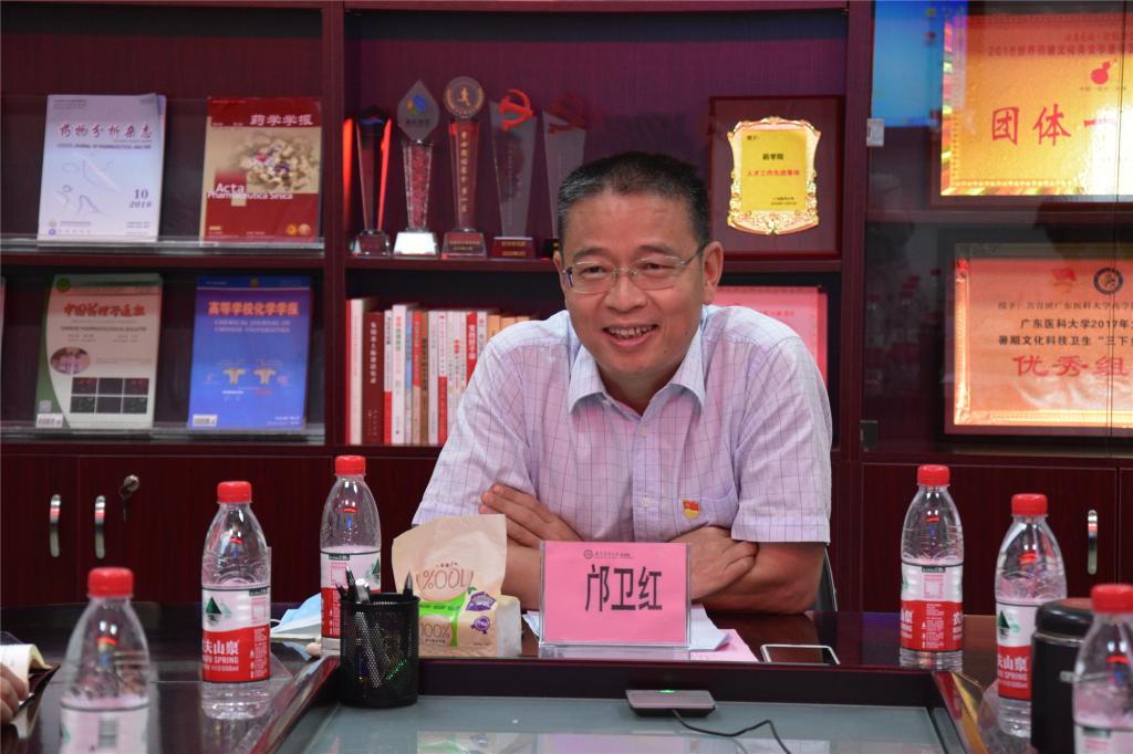 公司党委常委、副董事长邝卫红同志在讲党课