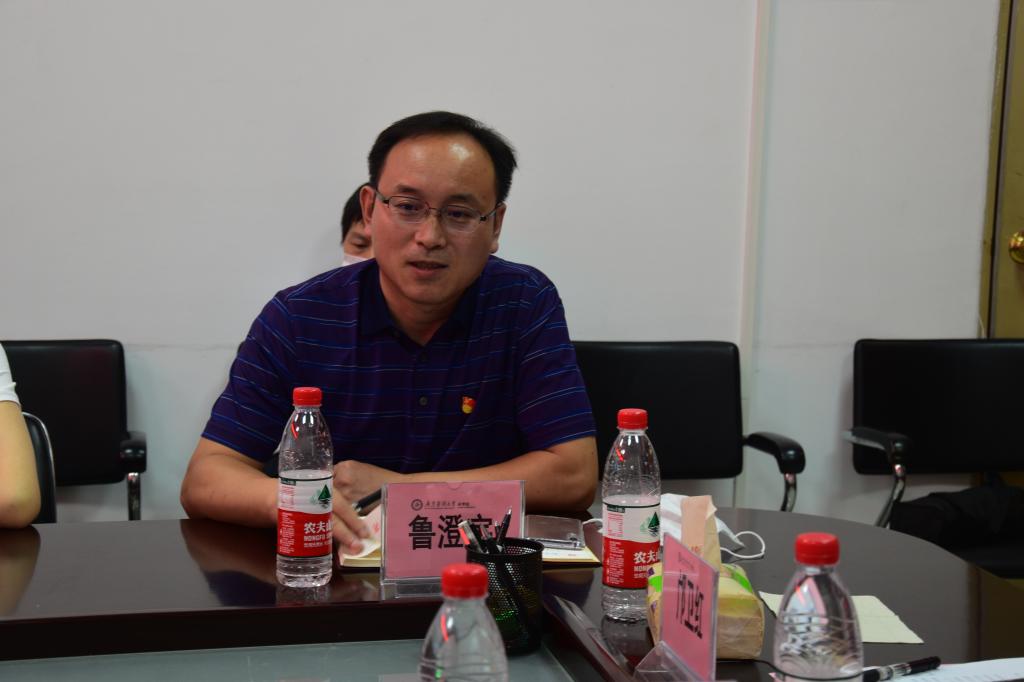 伟德国际1946源于英国经理鲁澄宇同志在分享学习体会和心得