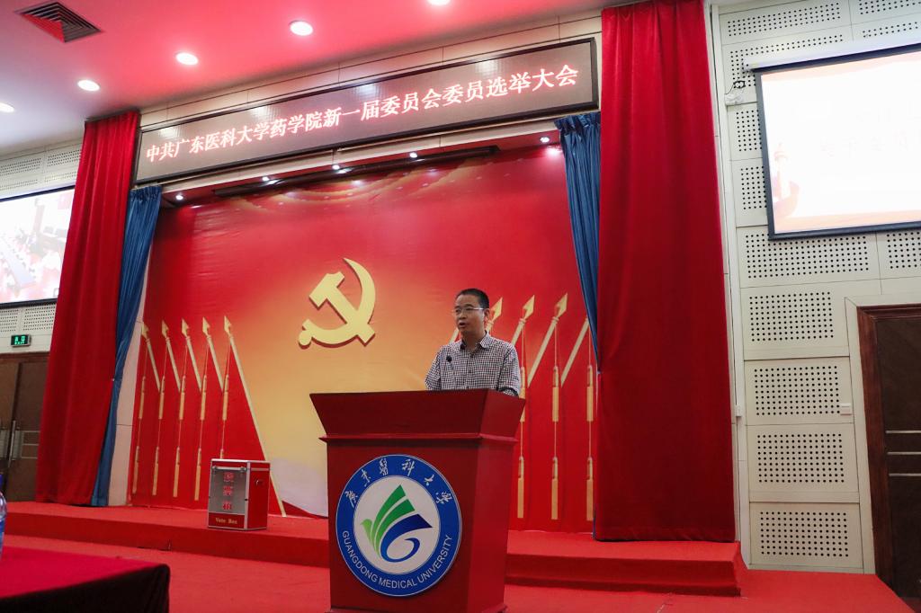 公司党委常委、副董事长邝卫红同志宣读批复文件